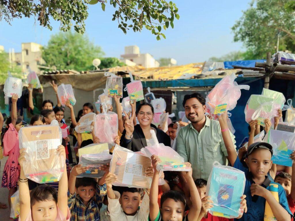 निन्यानबे जरूरत मंद बच्चों को बाटा गया स्टेशनरी का सामान- भारत संपर्क निन्यानबे जरूरत मंद बच्चों को बाटा गया स्टेशनरी का सामान- भारत संपर्क