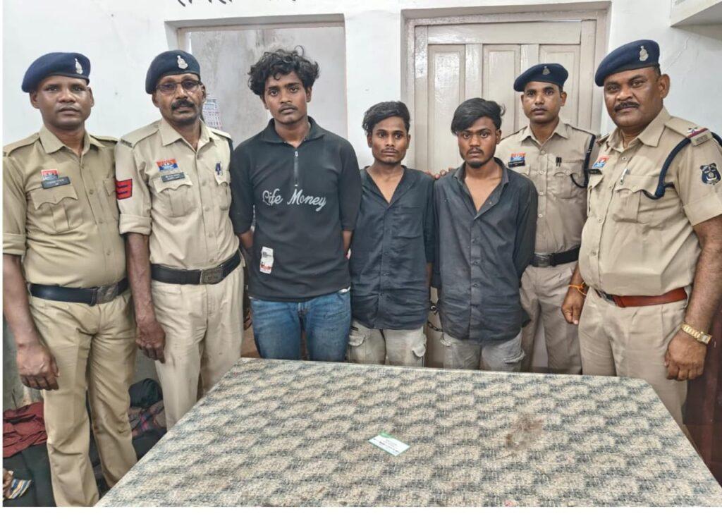 लूट की वारदात को अंजाम देने वाले तीन आरोपी गिरफ्तार, लूट की…- भारत संपर्क लूट की वारदात को अंजाम देने वाले तीन आरोपी गिरफ्तार, लूट की…- भारत संपर्क