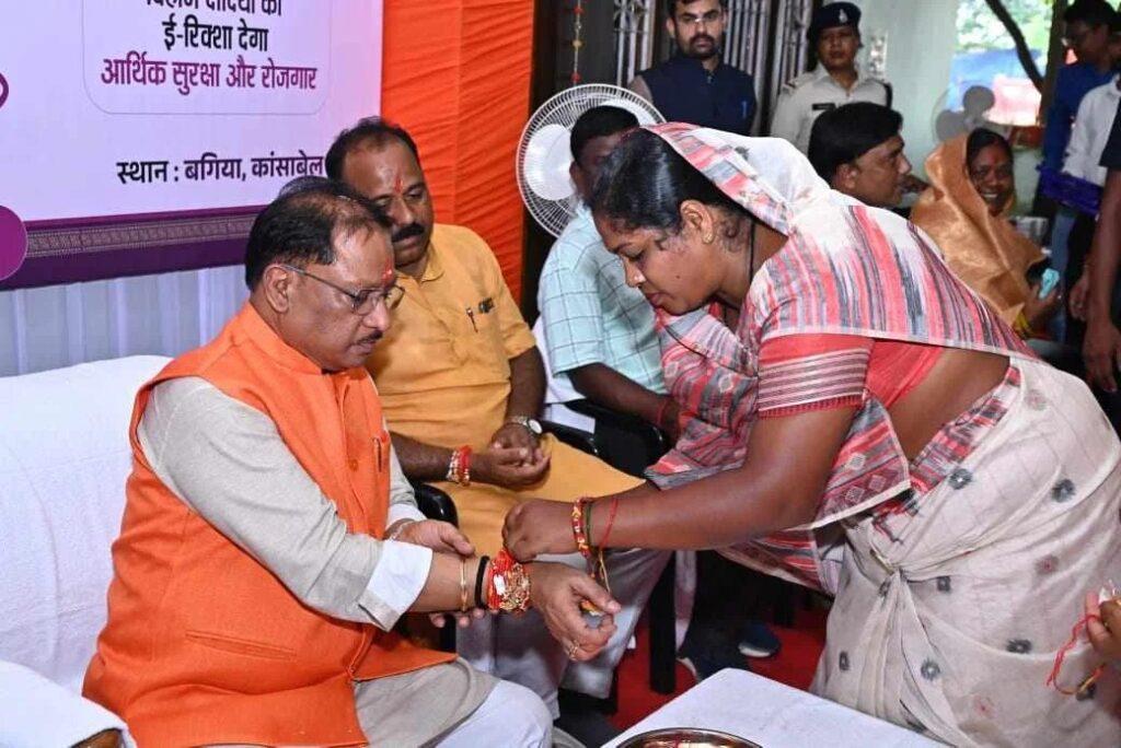 *मुख्यमंत्री को जशपुर की दीदियों ने बांधी राखी, रक्षा बंधन का त्योहार भाई…- भारत संपर्क *मुख्यमंत्री को जशपुर की दीदियों ने बांधी राखी, रक्षा बंधन का त्योहार भाई…- भारत संपर्क