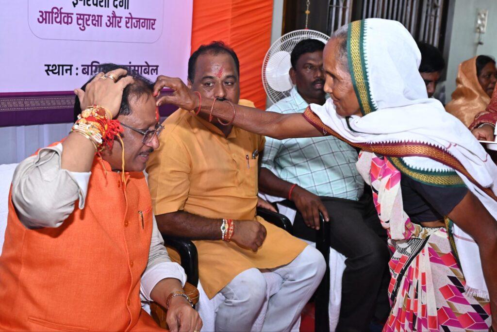 मुख्यमंत्री श्री साय को जशपुर की बहनों ने बांधी राखी,…- भारत संपर्क मुख्यमंत्री श्री साय को जशपुर की बहनों ने बांधी राखी,…- भारत संपर्क