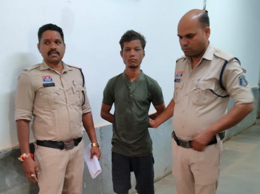 रक्षाबंधन पर गुंडागर्दी, लोहे का भुजाली लहराने वाला युवक…- भारत संपर्क रक्षाबंधन पर गुंडागर्दी, लोहे का भुजाली लहराने वाला युवक…- भारत संपर्क