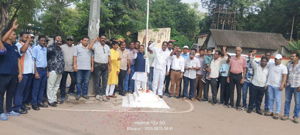 79वें स्वतंत्रता दिवस पर सोलापुरी माता चौक में ध्वजारोहण,…- भारत संपर्क