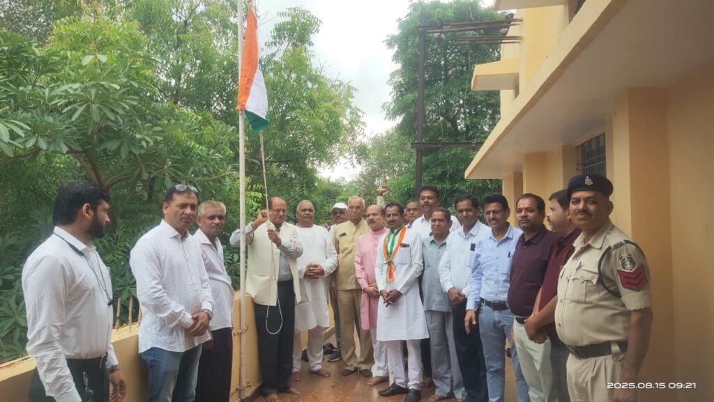 स्वतंत्रता दिवस पर संत नामदेव भवन में लहराया तिरंगा झंडा ,…- भारत संपर्क
