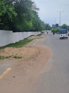 कोनी हाईवे रोड पर निर्माण के बाद भी सड़क पर बिखरे रेत से…- भारत संपर्क