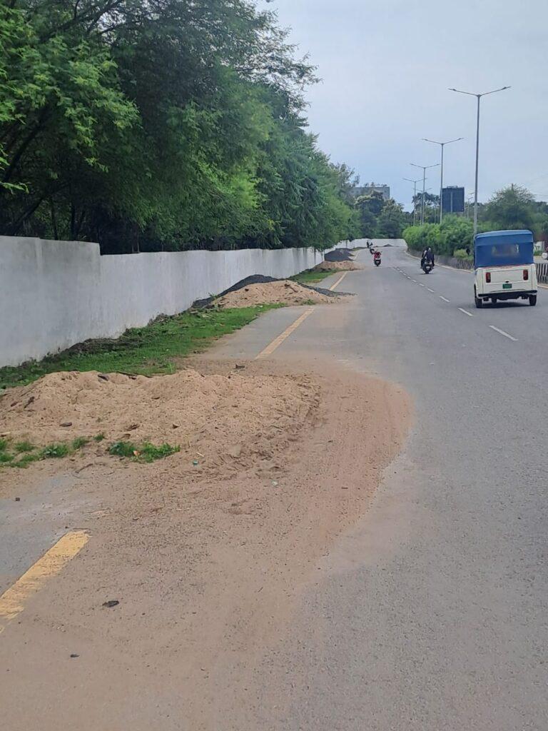 कोनी हाईवे रोड पर निर्माण के बाद भी सड़क पर बिखरे रेत से…- भारत संपर्क