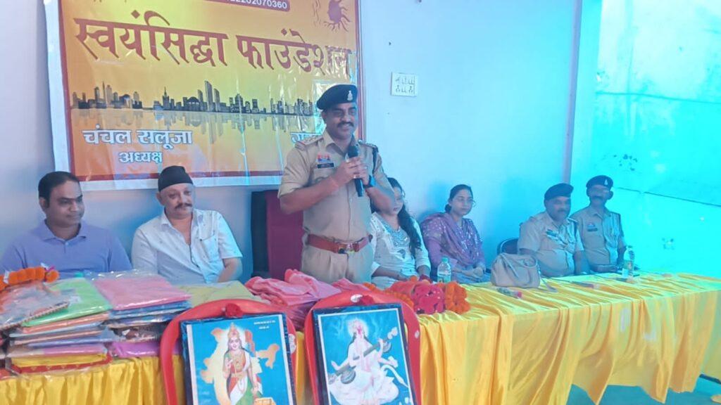 तीज से पहले समाजसेवी संस्था ने महिलाओं में बांटे साड़ी और…- भारत संपर्क तीज से पहले समाजसेवी संस्था ने महिलाओं में बांटे साड़ी और…- भारत संपर्क