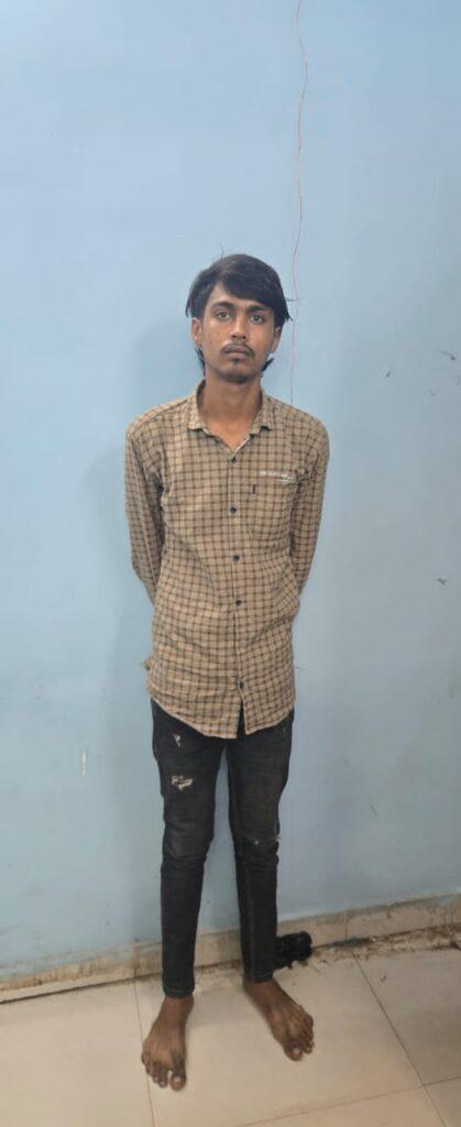 चोरी का मोबाइल बेचने पहुँचा युवक गिरफ्तार, मोबाइल जब्त — भारत संपर्क चोरी का मोबाइल बेचने पहुँचा युवक गिरफ्तार, मोबाइल जब्त — भारत संपर्क