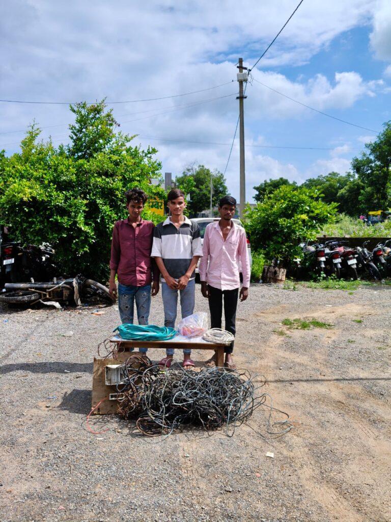 तीन चोर गिरफ्तार, पंप के चोरी गए केबल तार बरामद — भारत संपर्क