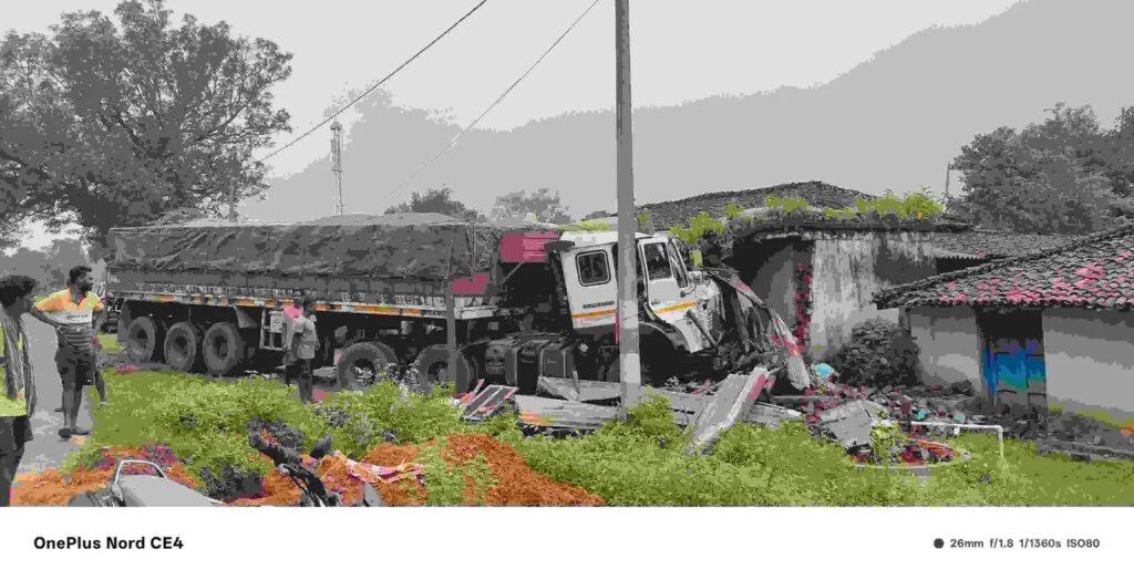 *breaking jashpur:- कोयले से लदी ट्रक बेकाबू होकर घर में घुसी,फिर जो हुआ…- भारत संपर्क *breaking jashpur:- कोयले से लदी ट्रक बेकाबू होकर घर में घुसी,फिर जो हुआ…- भारत संपर्क