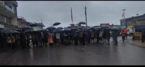 *मूसलाधार बारिश के बीच छाता लेकर सड़क में धरने में बैठ गए बगीचा वासी,जशपुर…- भारत संपर्क