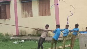 ट्रांसफार्मर लगवाने के लिए बच्चों से कराया काम, तस्वीर हुई…- भारत संपर्क