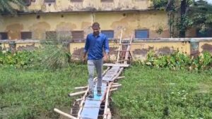 खिड़की-दरवाजे का पुल… हॉस्टल में छात्रों ने बनाया, कहा- कमरे तक भरा पानी,…