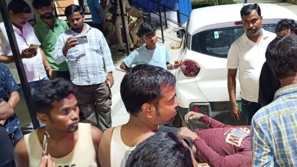 पूर्णिया में ठेकेदार ने खोदा ‘मौत का गड्ढा’, पानी में डूबकर 5 लोगों की मौत;… पूर्णिया में ठेकेदार ने खोदा ‘मौत का गड्ढा’, पानी में डूबकर 5 लोगों की मौत;…
