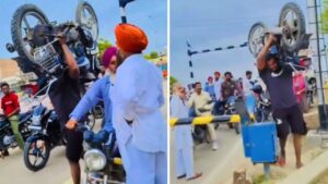 Viral: 100 किलो की बाइक कंधे पर यूं उठाकर पार की रेलवे क्रॉसिंग, शख्स का ‘बाहुबली’…