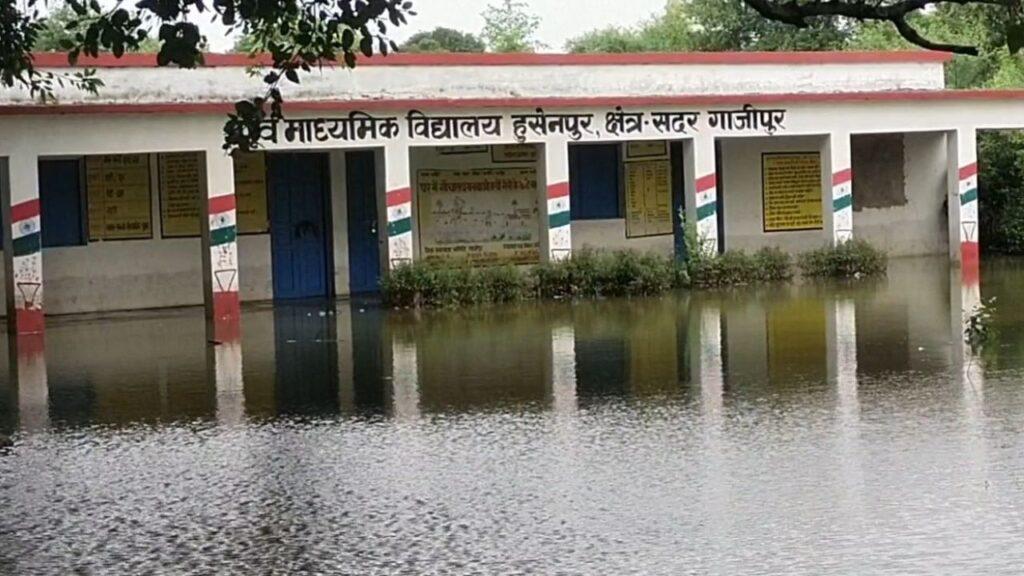 गाजीपुर के 102 स्कूल बाढ़ में डूबे, 150 गांव हुए जलमग्न; खतरे के निशान से ऊ… – भारत संपर्क