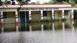 गाजीपुर के 102 स्कूल बाढ़ में डूबे, 150 गांव हुए जलमग्न; खतरे के निशान से ऊ… – भारत संपर्क