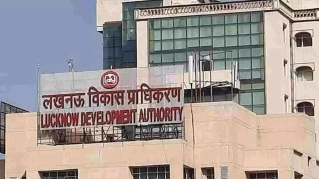 LDA ने घर तो बनाया, लेकिन बाहर 3 कब्र… दहशत में परिवार अब रेंट पर रह रहा,… – भारत संपर्क