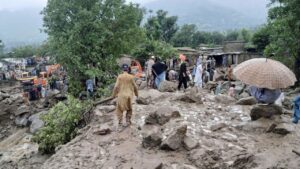 पाकिस्तान में कुदरत का कहर, 48 घंटे में 340 की मौत, मलबे से शवों को निकालने की मशक्कत – भारत संपर्क