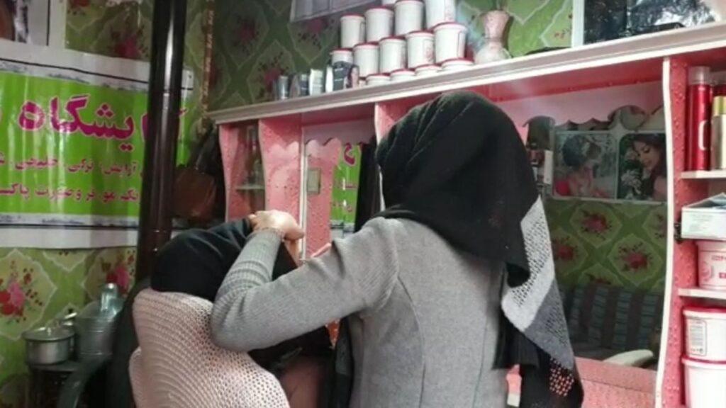 अफगानिस्तान में चोरी-छिपे महिलाएं चला रही थी सैलून, तालिबान ने छापा मार की कार्रवाई – भारत संपर्क अफगानिस्तान में चोरी-छिपे महिलाएं चला रही थी सैलून, तालिबान ने छापा मार की कार्रवाई – भारत संपर्क