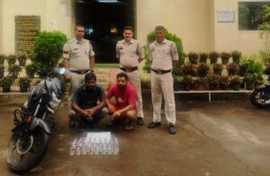 बाइक से शराब तस्करी करते दो आरोपी गिरफ्तार, मोटर सायकल और शराब जप्त – भारत संपर्क न्यूज़ …