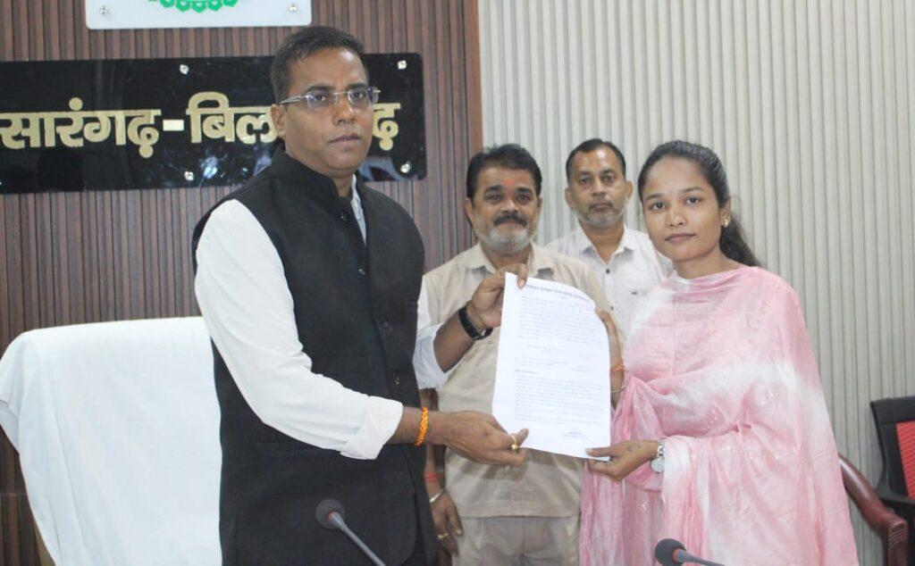 Sarangarh News: 19 वर्ष से लंबित प्रकरण का हुआ निराकरण : कलेक्टर डॉ कन्नौजे ने… – भारत संपर्क न्यूज़ … Sarangarh News: 19 वर्ष से लंबित प्रकरण का हुआ निराकरण : कलेक्टर डॉ कन्नौजे ने… – भारत संपर्क न्यूज़ …