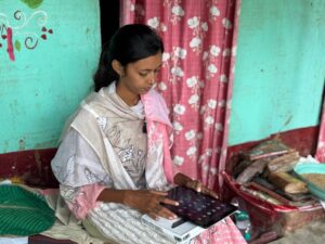बाढ़ में बही पुस्तकें, टेबलेट भी हुआ खराब, पर नहीं रुकेगी…- भारत संपर्क