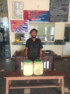 अवैध शराब के साथ एक गिरफ्तार, 30 लीटर महुआ शराब जब्त — भारत संपर्क