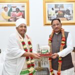मुख्यमंत्री से पूज्य संत श्री असंग देव जी ने की सौजन्य भेंट- भारत संपर्क