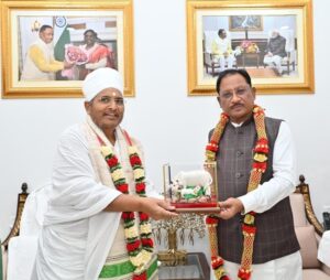 मुख्यमंत्री से पूज्य संत श्री असंग देव जी ने की सौजन्य भेंट- भारत संपर्क