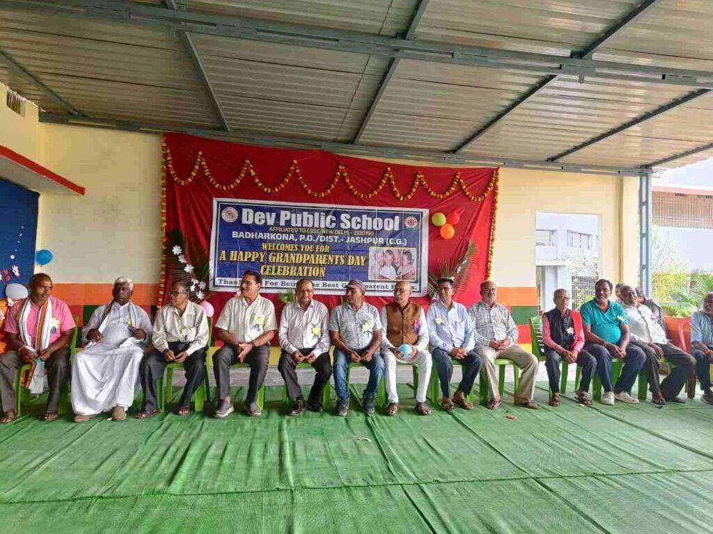 *दादा दादी नाना नानी ने याद किया अपना बचपन* *देव पब्लिक स्कूल में…- भारत संपर्क