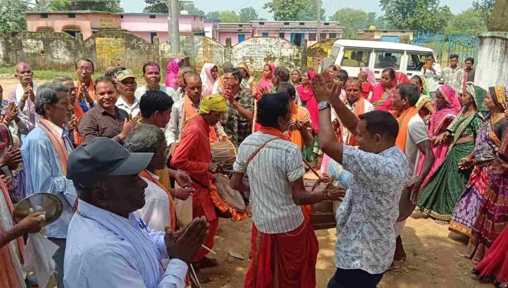 *ग्रामीणों की बहुप्रतीक्षित मांग पूरी होने पर गांव में मना जमकर जश्न, बाजे…- भारत संपर्क *ग्रामीणों की बहुप्रतीक्षित मांग पूरी होने पर गांव में मना जमकर जश्न, बाजे…- भारत संपर्क