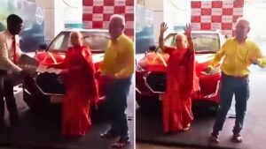 Viral Video: नई कार की डिलीवरी के समय शोरूम में ही नाचने लगे बुजुर्ग दंपति, कैमरे में…