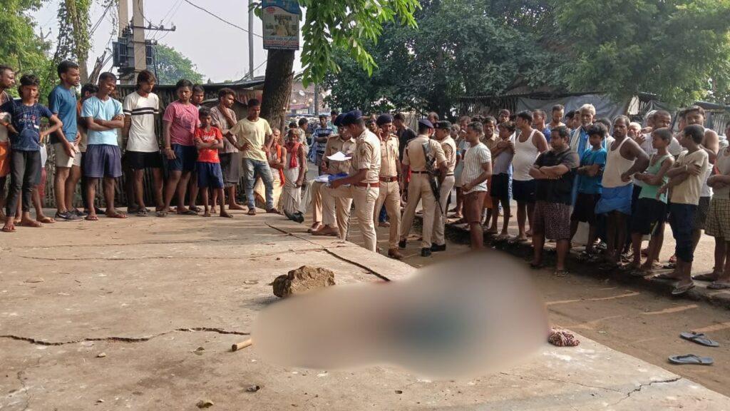 दूसरे को फंसाने के लिए रची साजिश, फिर मंदिर के बाहर बैठे दिव्यांग को पत्थर… दूसरे को फंसाने के लिए रची साजिश, फिर मंदिर के बाहर बैठे दिव्यांग को पत्थर…