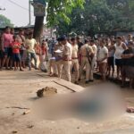 दूसरे को फंसाने के लिए रची साजिश, फिर मंदिर के बाहर बैठे दिव्यांग को पत्थर…