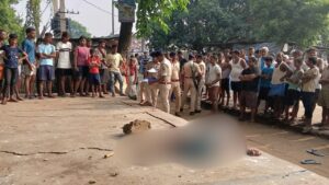 दूसरे को फंसाने के लिए रची साजिश, फिर मंदिर के बाहर बैठे दिव्यांग को पत्थर…