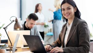 Jobs Skills Tips: जॉब के लिए अच्छे मार्क्स या टेक्निकल नॉलेज, जानें फ्रेशर्स में…
