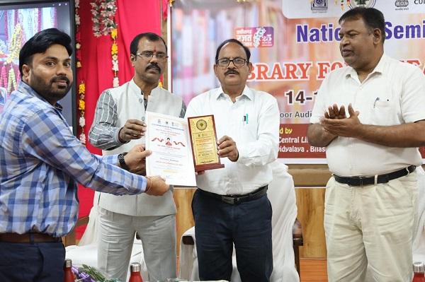 सुनील कुमार गौतम को मिला बेस्ट यंग लाइब्रेरीयन अवार्ड-2025 – भारत संपर्क न्यूज़ … सुनील कुमार गौतम को मिला बेस्ट यंग लाइब्रेरीयन अवार्ड-2025 – भारत संपर्क न्यूज़ …