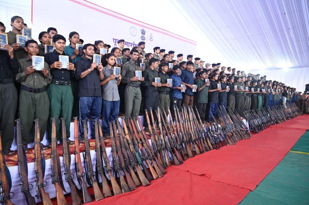 पूना मारगेम – पुनर्वास से पुनर्जीवन’: दण्डकारण्य के 210 माओवादी कैडर लौटे समाज की मुख्यधारा में – भारत संपर्क न्यूज़ … पूना मारगेम – पुनर्वास से पुनर्जीवन’: दण्डकारण्य के 210 माओवादी कैडर लौटे समाज की मुख्यधारा में – भारत संपर्क न्यूज़ …