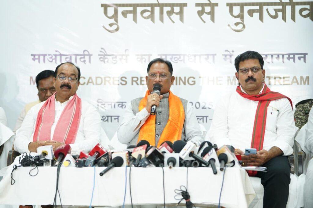 बस्तर में नक्सल उन्मूलन की दिशा में ऐतिहासिक दिन, बंदूक छोड़ संविधान अपनाने वालों का स्वागत -… – भारत संपर्क न्यूज़ … बस्तर में नक्सल उन्मूलन की दिशा में ऐतिहासिक दिन, बंदूक छोड़ संविधान अपनाने वालों का स्वागत -… – भारत संपर्क न्यूज़ …