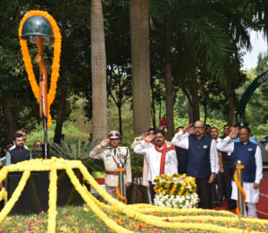 राज्यपाल रमेन डेका और मुख्यमंत्री विष्णु देव साय ने शहीद वाटिका पहुंचकर शहीद जवानों को दी… – भारत संपर्क न्यूज़ …