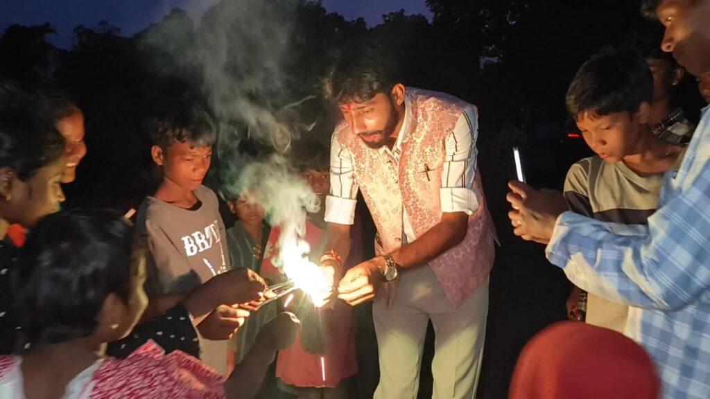 *जनपद सदस्य राकेश गुप्ता ने ग्रामीण क्षेत्र के बच्चों के साथ मनाई दीपावली…- भारत संपर्क *जनपद सदस्य राकेश गुप्ता ने ग्रामीण क्षेत्र के बच्चों के साथ मनाई दीपावली…- भारत संपर्क