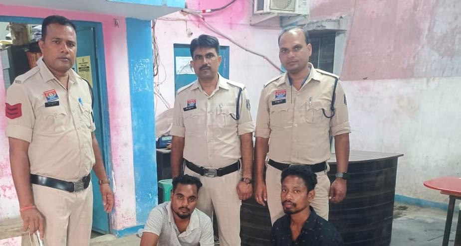 तलवार लहराकर लोगों को डराने वाले दो आरोपी गिरफ्तार — जूटमिल पुलिस ने आर्म्स एक्ट की … – भारत संपर्क न्यूज़ … तलवार लहराकर लोगों को डराने वाले दो आरोपी गिरफ्तार — जूटमिल पुलिस ने आर्म्स एक्ट की … – भारत संपर्क न्यूज़ …