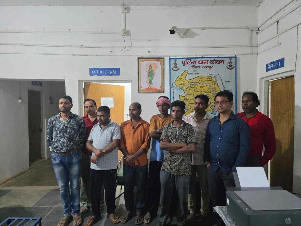 *breaking- जशपुर पुलिस ने जुआ खेलते पकड़ा 09 जुआड़ीयों को, जुआ फड़ से 14…- भारत संपर्क *breaking- जशपुर पुलिस ने जुआ खेलते पकड़ा 09 जुआड़ीयों को, जुआ फड़ से 14…- भारत संपर्क