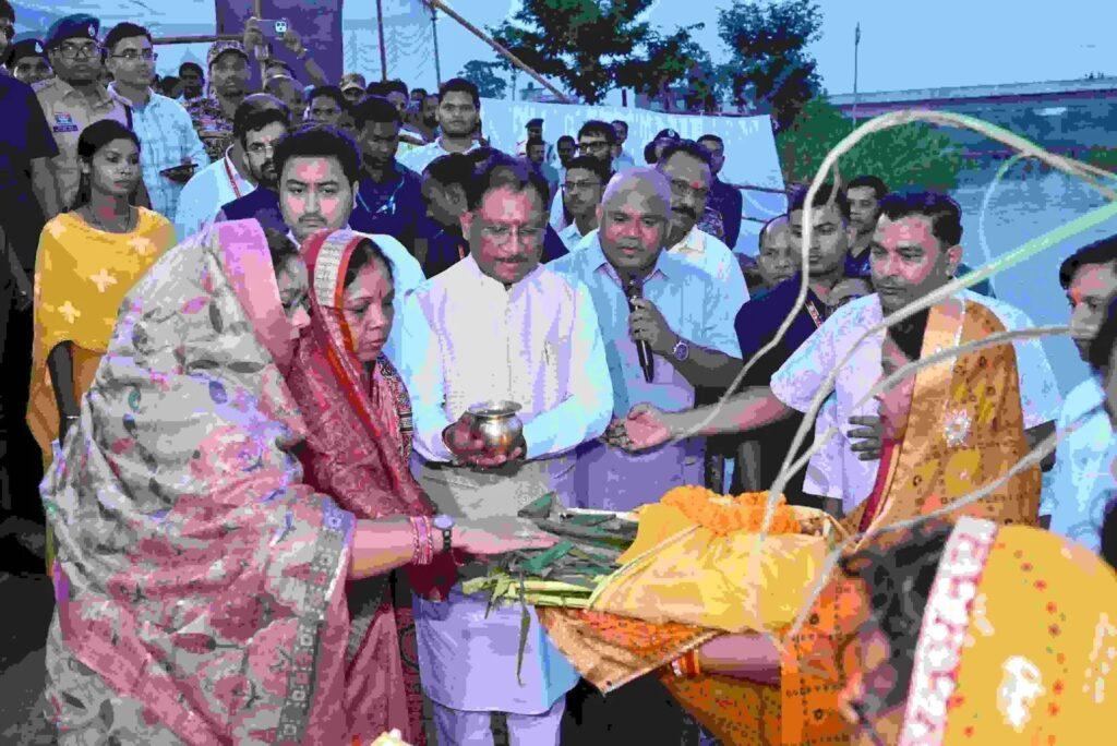 *मुख्यमंत्री श्री साय और उनकी धर्मपत्नी ने दुलदुला छठ घाट में डूबते सूर्य…- भारत संपर्क *मुख्यमंत्री श्री साय और उनकी धर्मपत्नी ने दुलदुला छठ घाट में डूबते सूर्य…- भारत संपर्क