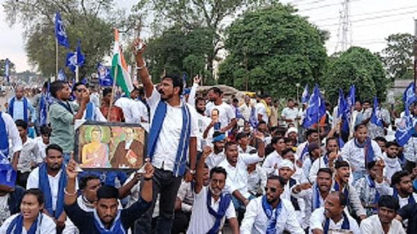 घरघोड़ा में भीम आर्मी का बड़ा आंदोलन, SDM कार्यालय का घेराव और तालाबंदी, न्याय की… – भारत संपर्क न्यूज़ … घरघोड़ा में भीम आर्मी का बड़ा आंदोलन, SDM कार्यालय का घेराव और तालाबंदी, न्याय की… – भारत संपर्क न्यूज़ …