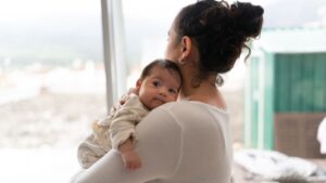 बेबी की है ये पहली दिवाली? पॉल्यूशन से शोर तक… दिक्कतों से उसे ऐसे बचाएं