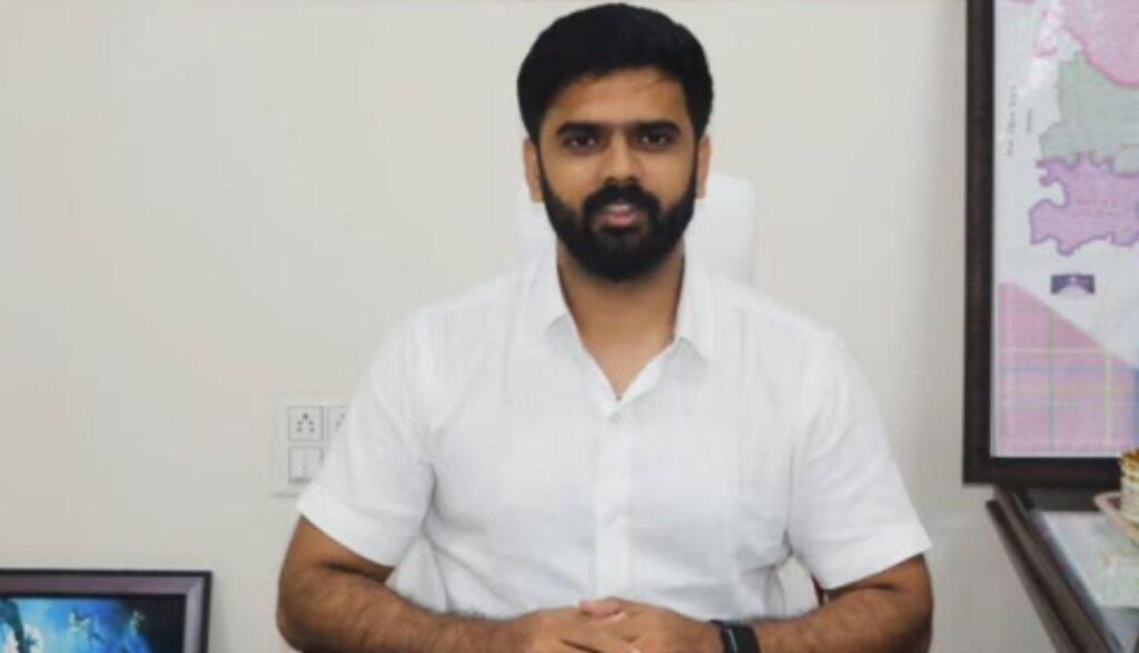 UPSC क्रैक कर बने IAS, अब लगा 51 करोड़ रुपए घोटाले का आरोप, जानें कौन हैं… UPSC क्रैक कर बने IAS, अब लगा 51 करोड़ रुपए घोटाले का आरोप, जानें कौन हैं…
