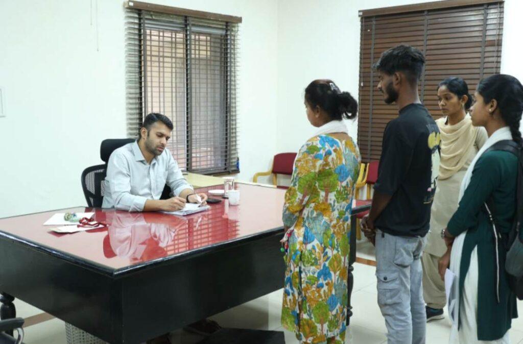 जनदर्शन में कलेक्टर ने सुनीं आमजन की समस्याएं, त्वरित निराकरण के निर्देश – भारत संपर्क न्यूज़ …