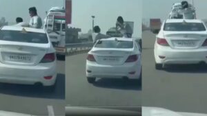 लाइक्स और व्यूज के लिए लड़कों ने कार के ऊपर चढ़कर बनाई रील, वायरल हुआ खतरनाक स्टंट का…