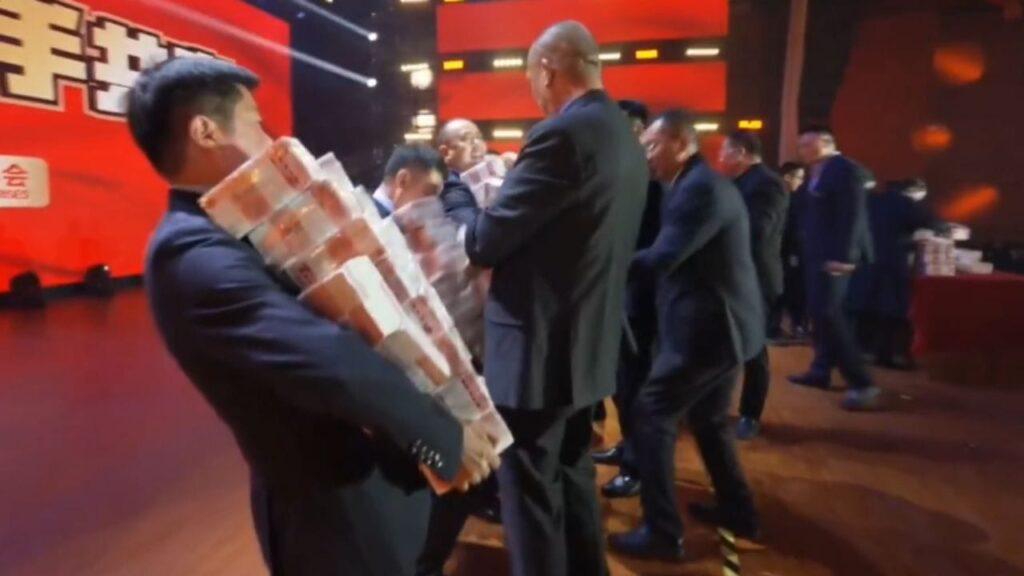 Ajab Gajab: चीनी कर्मचारियों की बल्ले-बल्ले, कंपनी ने बोनस में भर-भर के दिया कैश;…